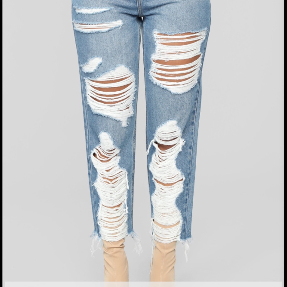 New women’s Fashion Nova distressed jeans
